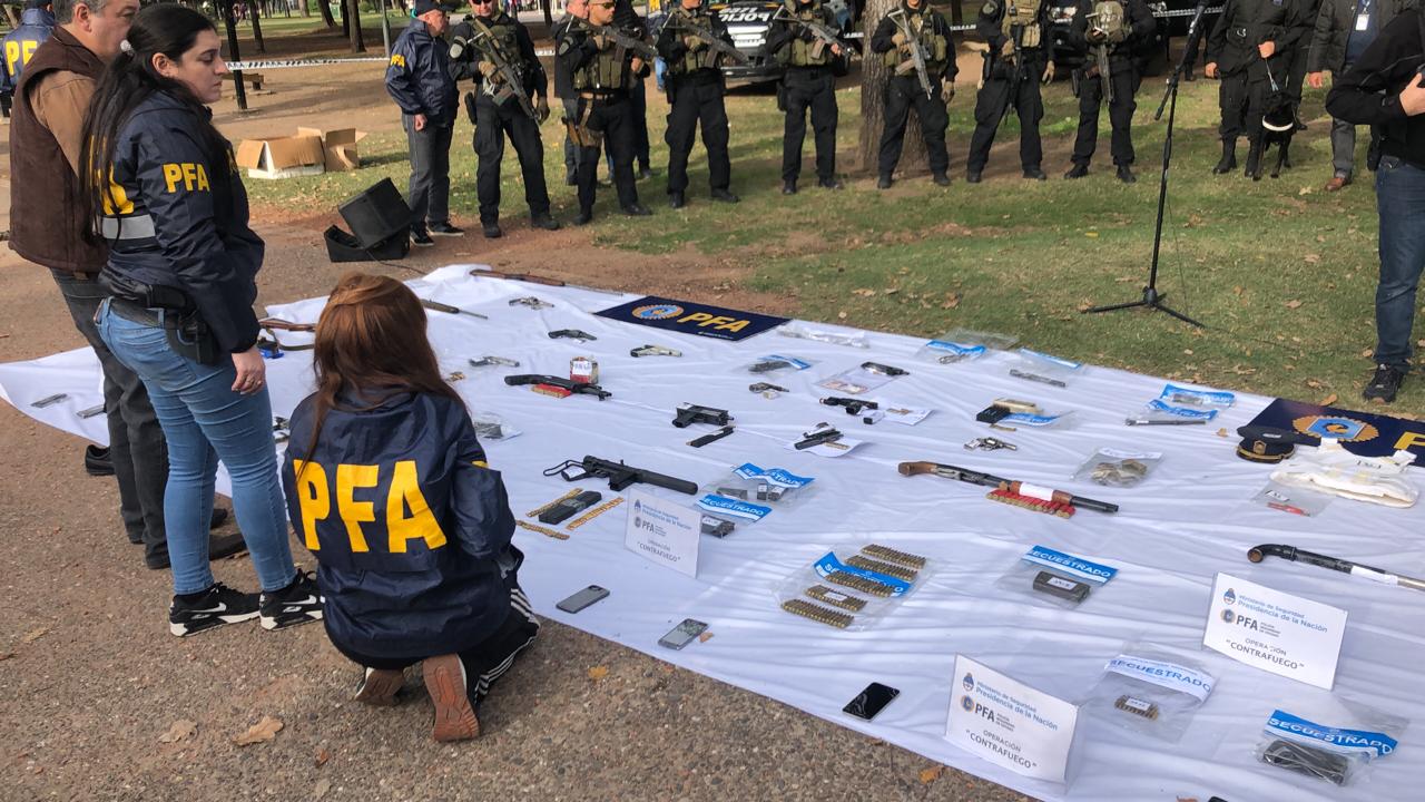 Despliegue de armas a la vista, en pleno Parque Urquiza. 