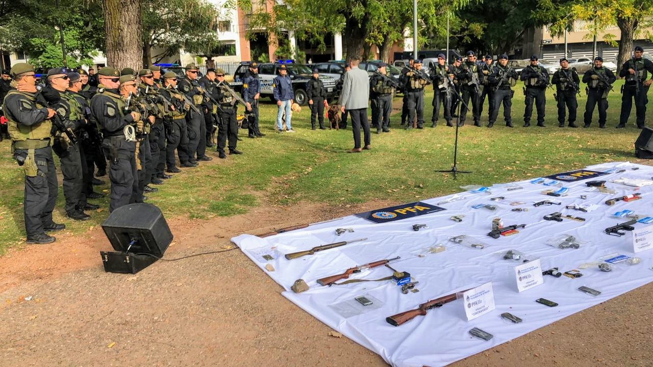 Despliegue de armas a la vista, en pleno Parque Urquiza. 