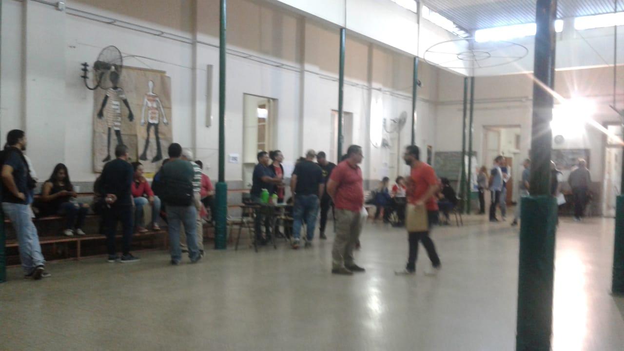 Las escuelas locales se vieron llenas de votantes.