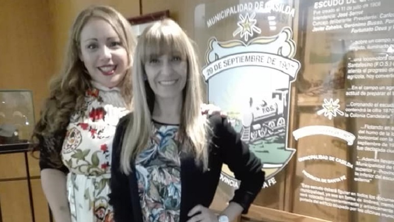 Verónica Quenón, la distinguida, junto a Andrea Poveda, de La 2x4.