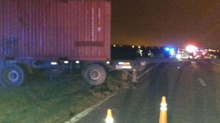 La autopista permaneció cortada en la madrugada.