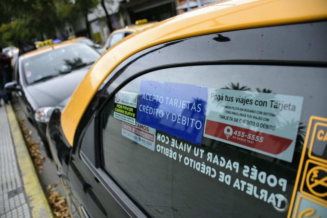 Los taxistas se concentraron frente al Centro de Justicia Penal. (Foto: Rosario Plus)