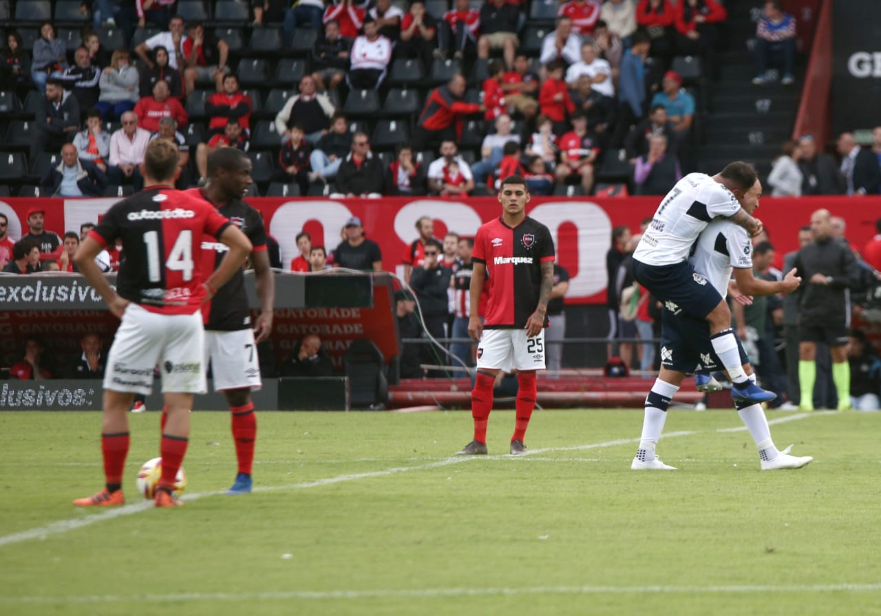Gimnasia lo dio vuelta y eliminó a Newell's de la Copa de la Superliga  