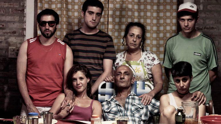 Cama Cucheta narra la historia de una familia convulsionada.