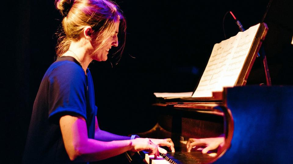 La joven es una promesa femenina de la canción jazzística rosarina.