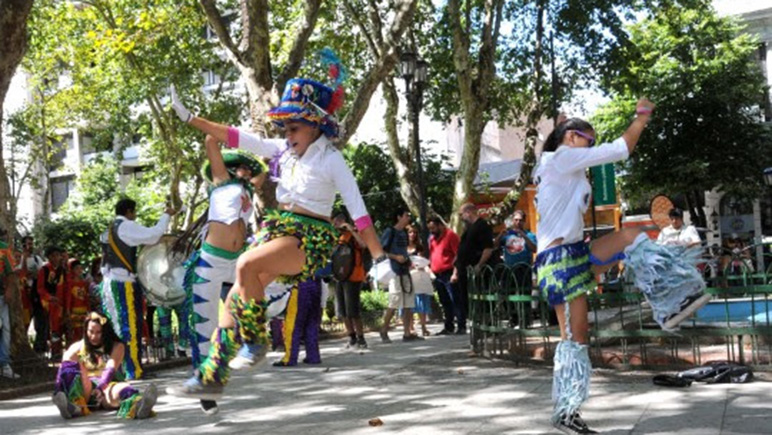Espectáculo circense gratuito en zona sur