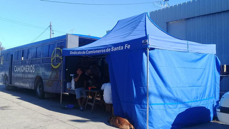 La carpa del Sindicato sigue apostada cerca del domicilio de los dueños.
