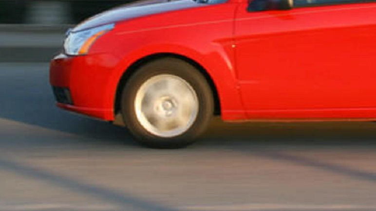 Todo lo que se sabe es que el automóvil sospechoso es color rojo.