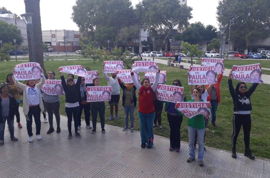 Mujeres del colectivo Ni una Menos Rosario, de vigilia en el la sede judicial.