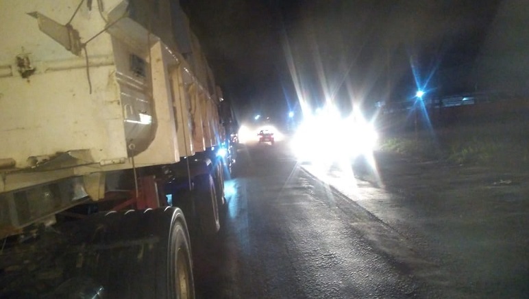 Hay conductores que se arriesgan y pasan en contramano por la banquina.