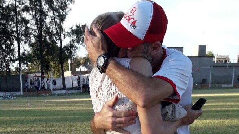 Nico Domínguez, en pleno abrazo cuando su querida reservas se consagró campeona.