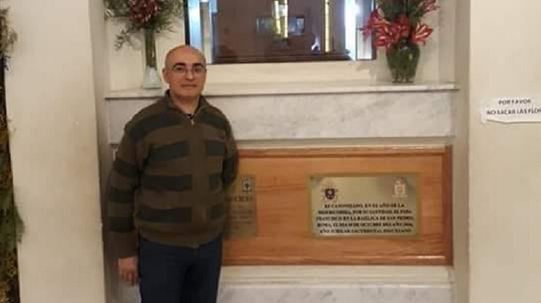 El Padre Iván Beltrán llega desde San José de la Esquina.