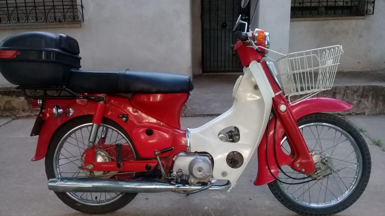 El rodado tiene un baúl para trasladar el casco.