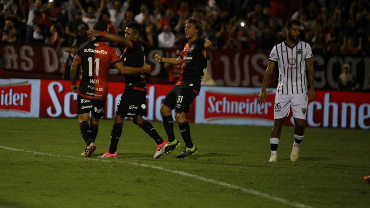 La Lepra marcó los tres de penal.