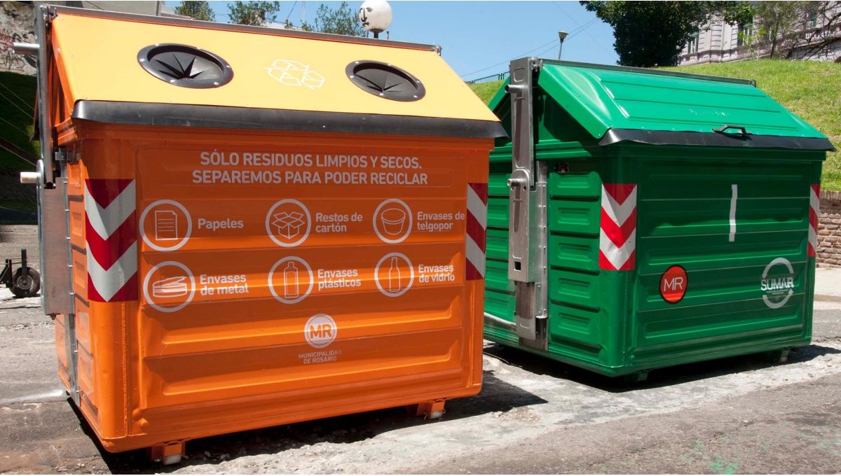 Los tres ocupantes del vehículo intentaron ocultarse en contenedores de basura.