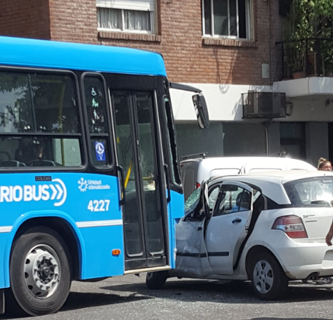 Así quedó el vehículo cuando el colectivo impactó en su costado izquierdo.