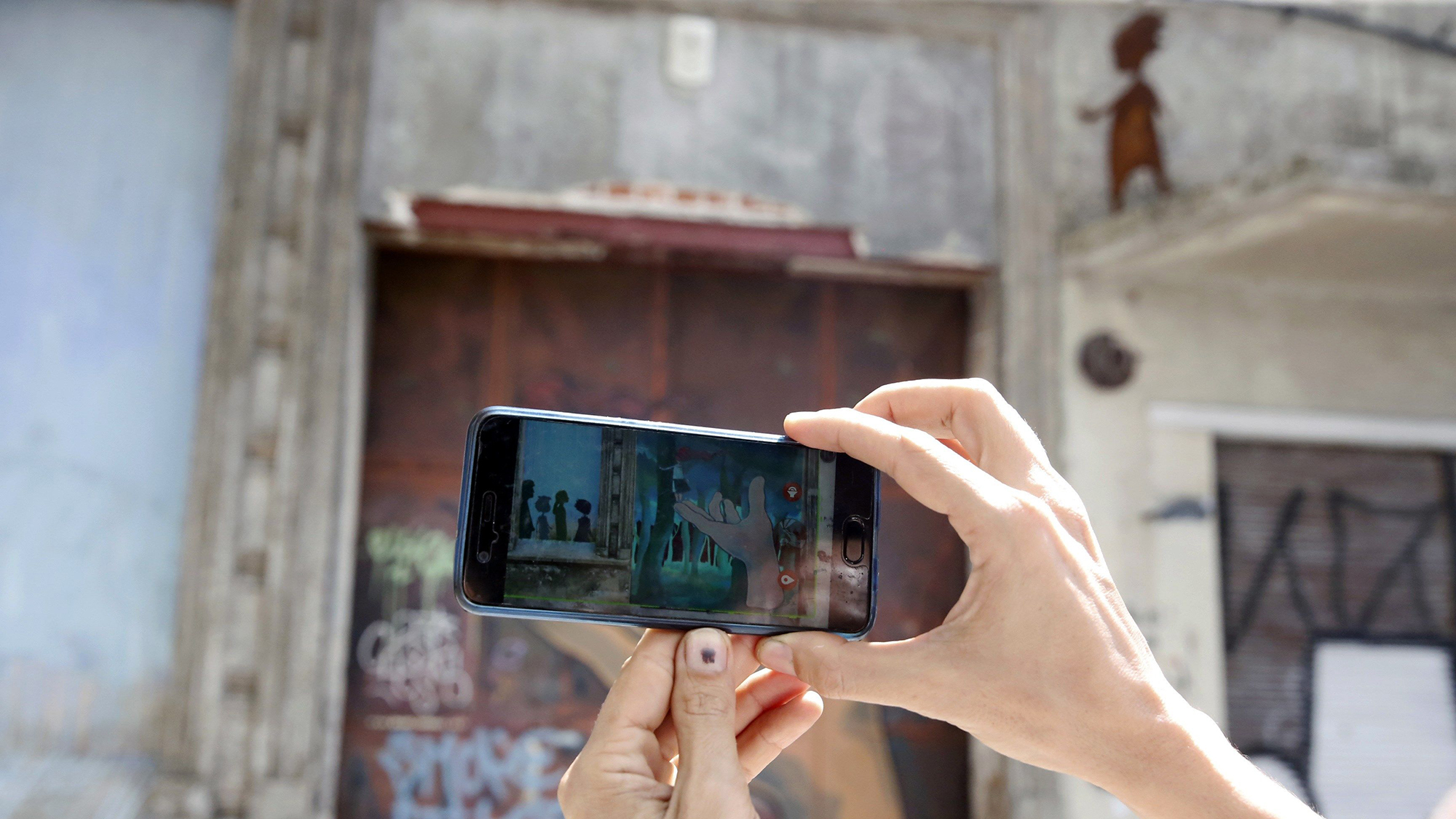 Murales, realidad ampliada y música se unen para relatar un cuento en Montevideo.