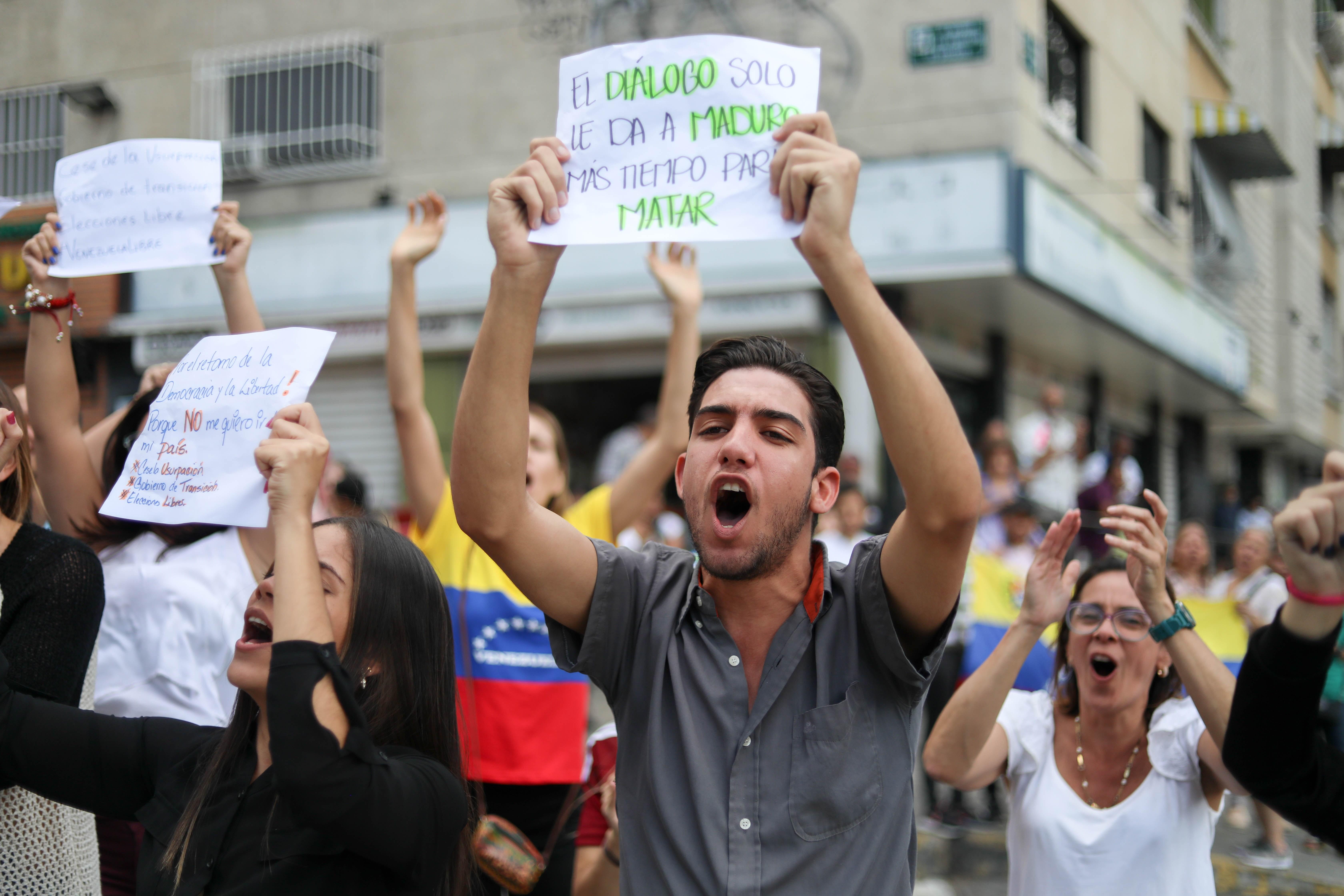 La detención de los periodistas, que serán deportados, agrava la situación.