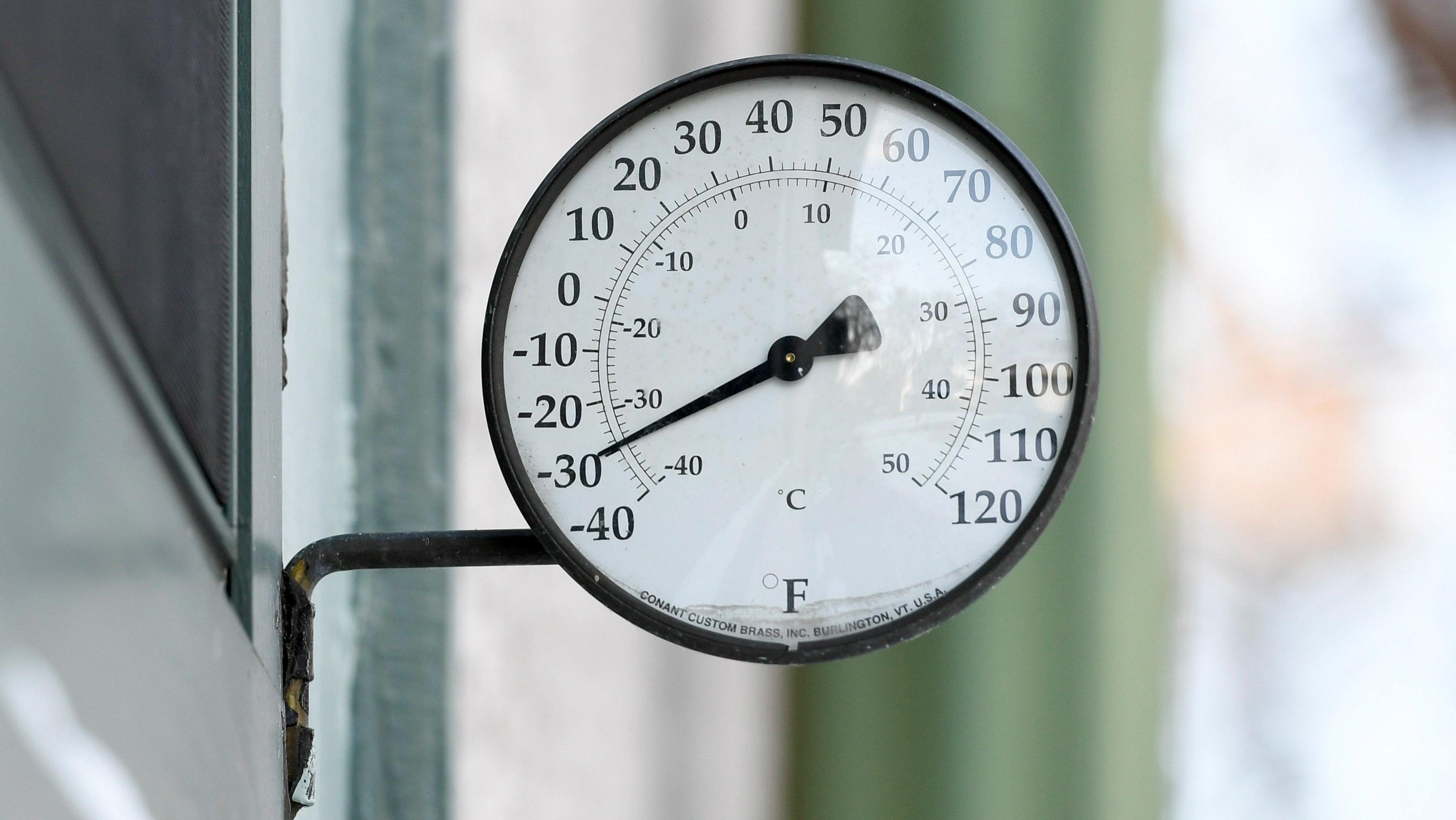 Un termómetro que refleja una temperatura exterior de -37º grados, en Minnesota (EFE)