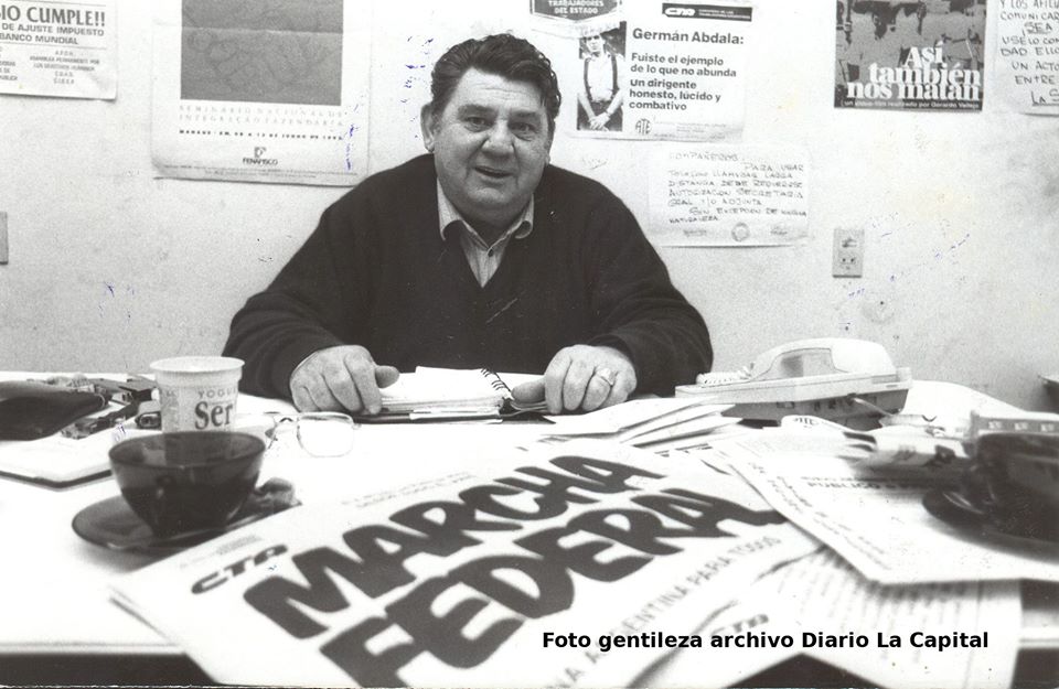 Quagliaro en su escritorio con el cartel de la Marcha Federal.