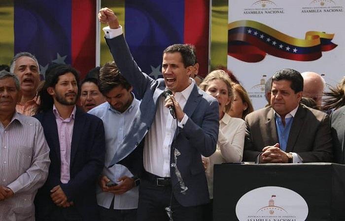 Gaidó en la jura como "presidente encargado" en el marco de tensiones en el país. 