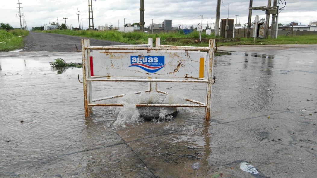 Rebalso la boca de tormenta de 9 de Julio y Bv. Villada.