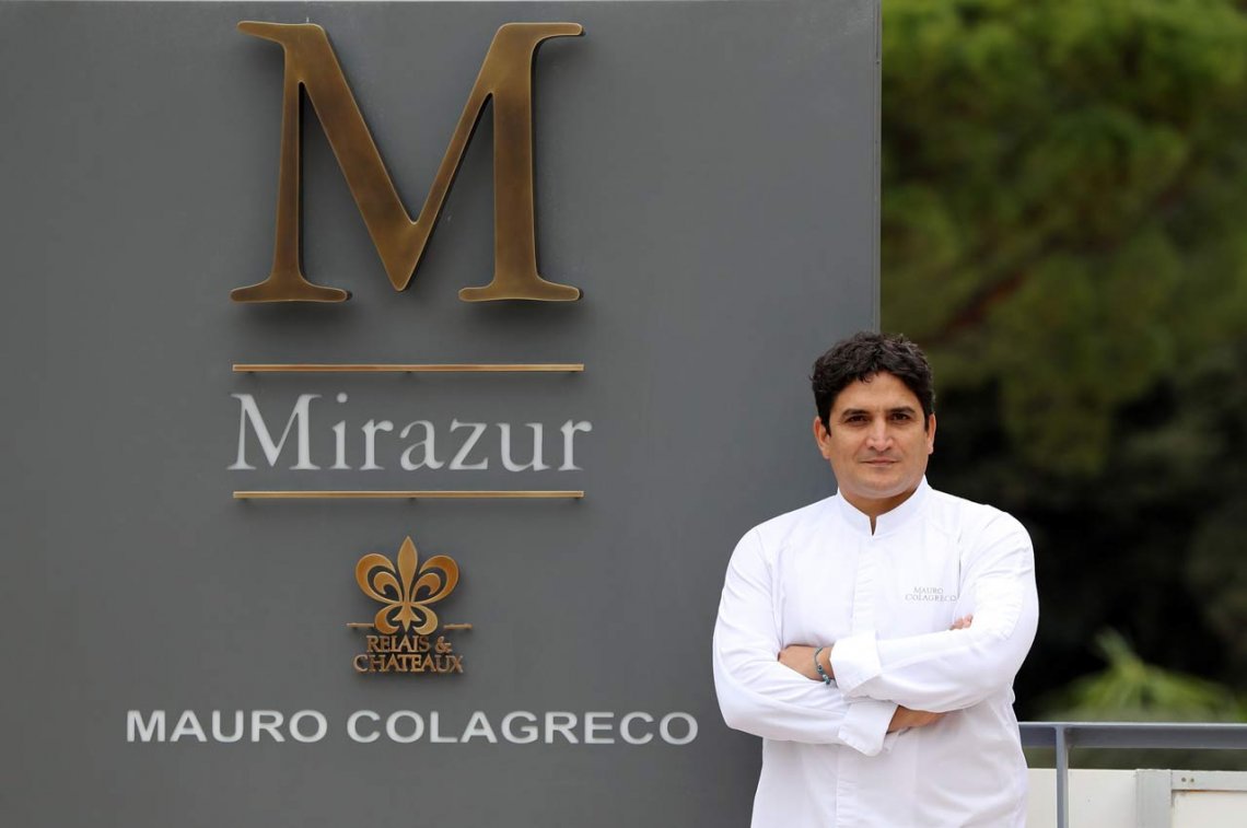Mauro Colagreco en la puerta de Mirazur