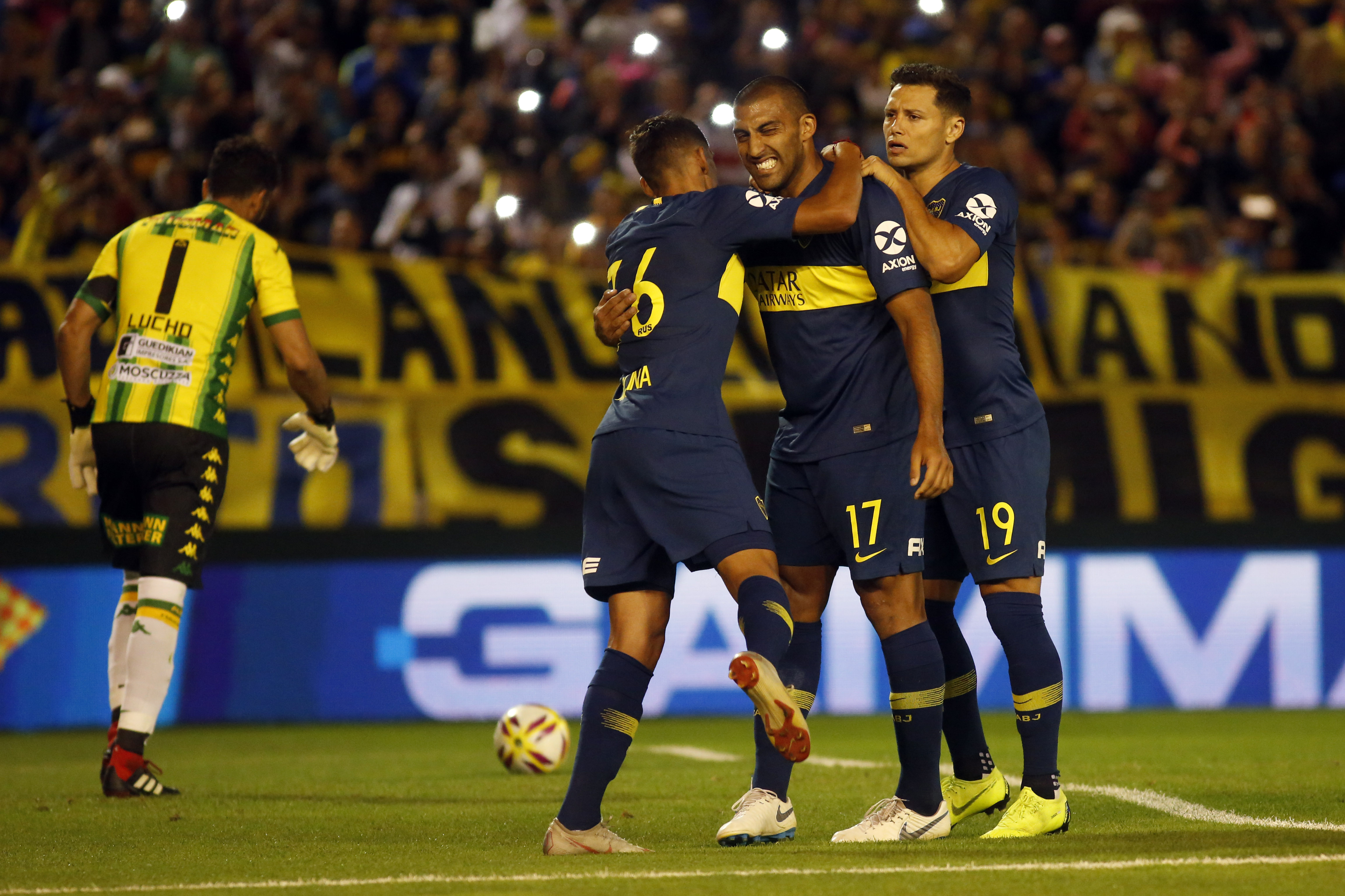 Ramón Ábila, de penal, anotó el primero del partido. (Foto: Télam)