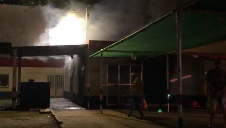 El fuego comenzó en la zona aledaña a la pileta que tiene el club.