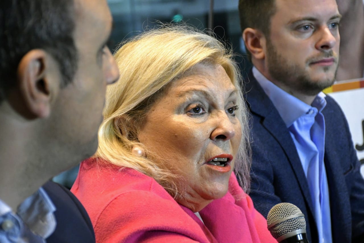 En conferencia de prensa Lilta Carrió junto a los candidatos de Cambiemos.