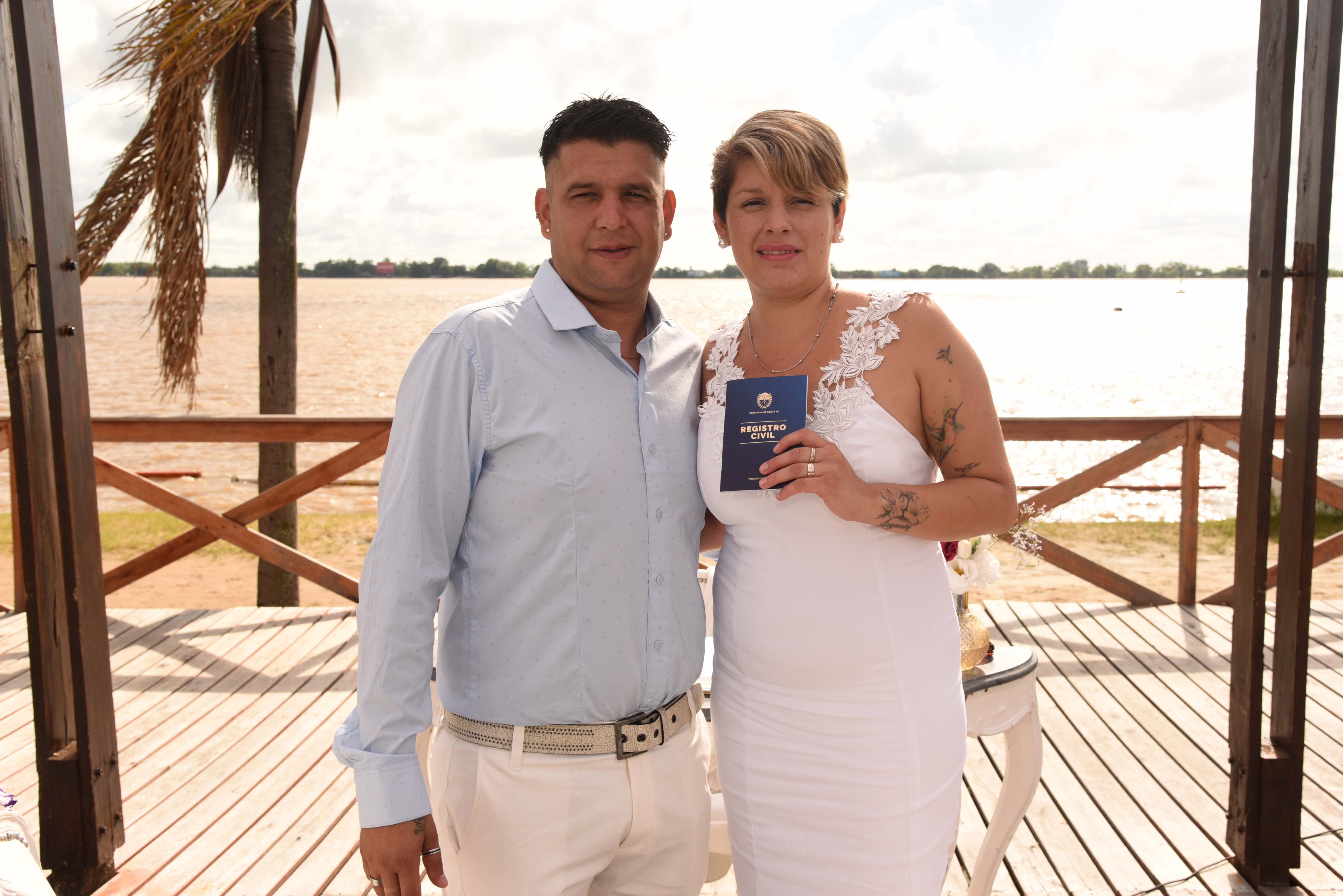 Tres parejas rosarinas ya se casaron junto al río Paraná