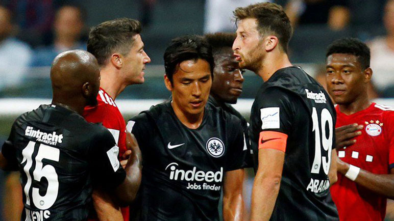Abraham cara a cara con Lewandoski en la final de la Supercopa de Alemania.