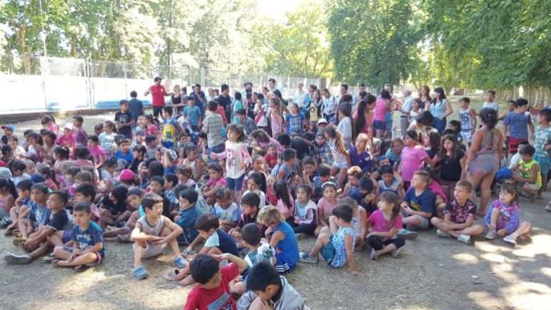 Una multitud. Muchos chicos pasan sus vacaciones en la Colonia.