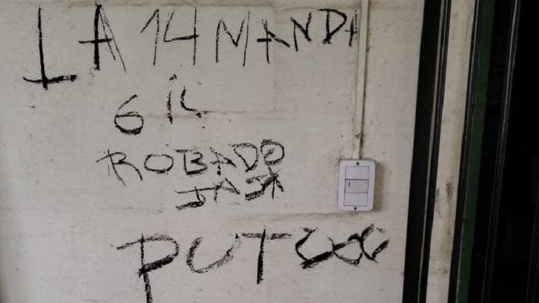 Así amaneció la pared del bar de la pileta de 9 de Julio.