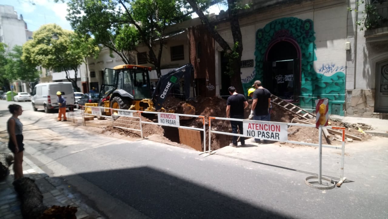 Una mala maniobra en una excavación dejó sin luz a la mitad del centro.