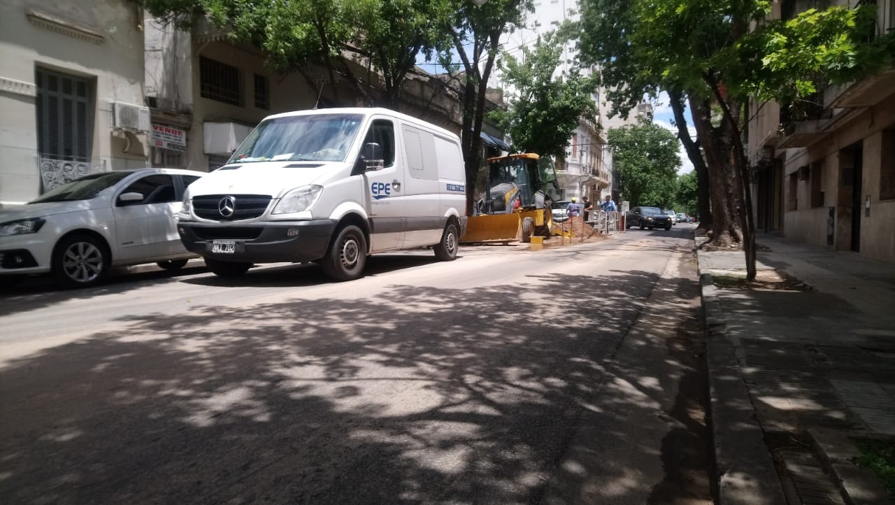 Una mala maniobra en una excavación dejó sin luz a la mitad del centro.