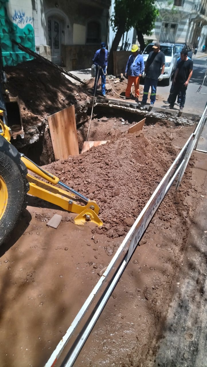 Una máquina cortó un cable y dejó sin luz a la mitad del centro