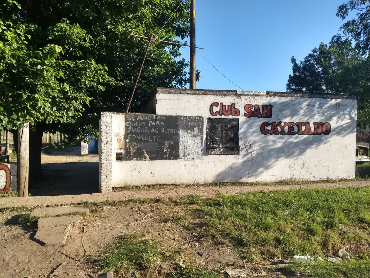 Frente del club San Cayetano. (Foto: Rosarioplus.com)