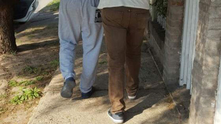 Los dos sospechosos se escaparon en cuanto pudieron.