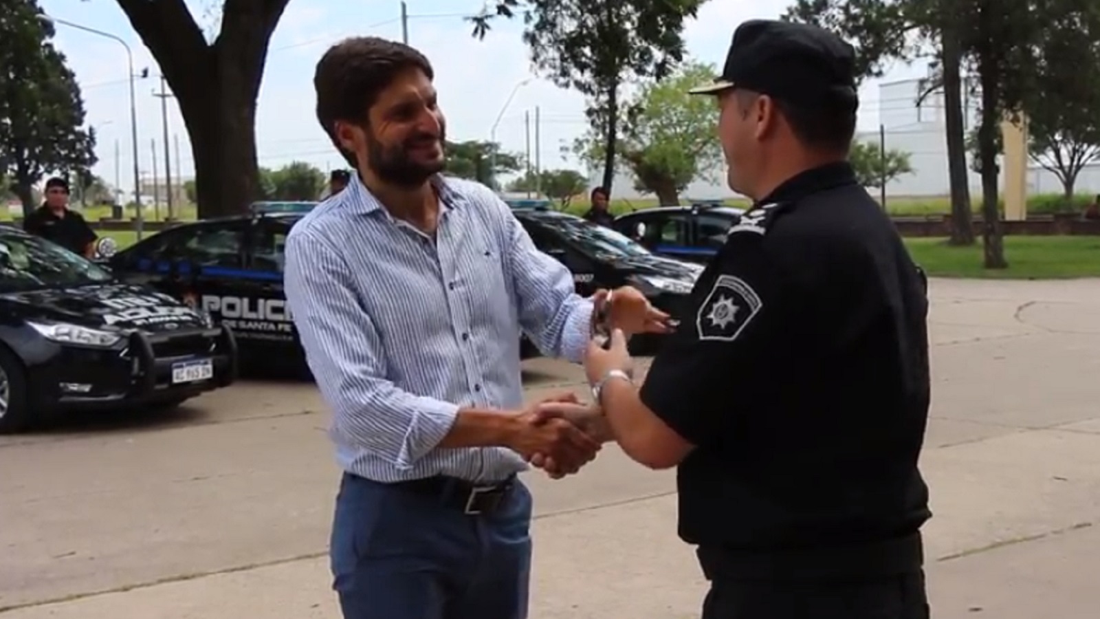 Llave en mano. Pullaro se la entrega a Marcelo Albornoz, director de la URIV.