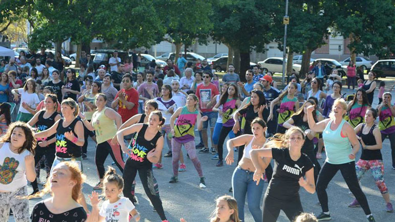 Esta tarde es para zumbar en la Plaza de los Mástiles.