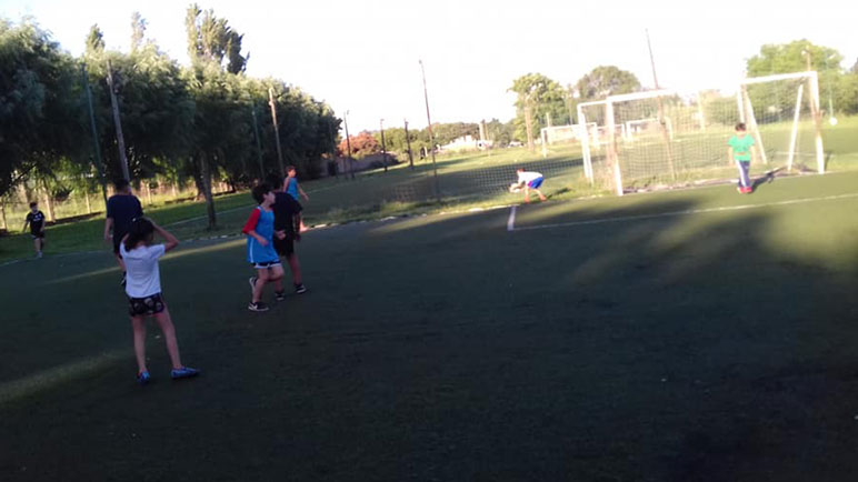 El Potrero practicando en una cancha de pasto sintético.
