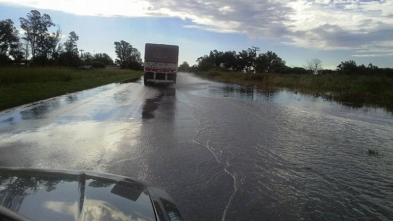 En la zona más baja de la 33 se acumula agua cada vez que llueve intensamente.