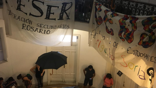 Los alumnos coparon el de ingreso y la escalera central del ministerio.