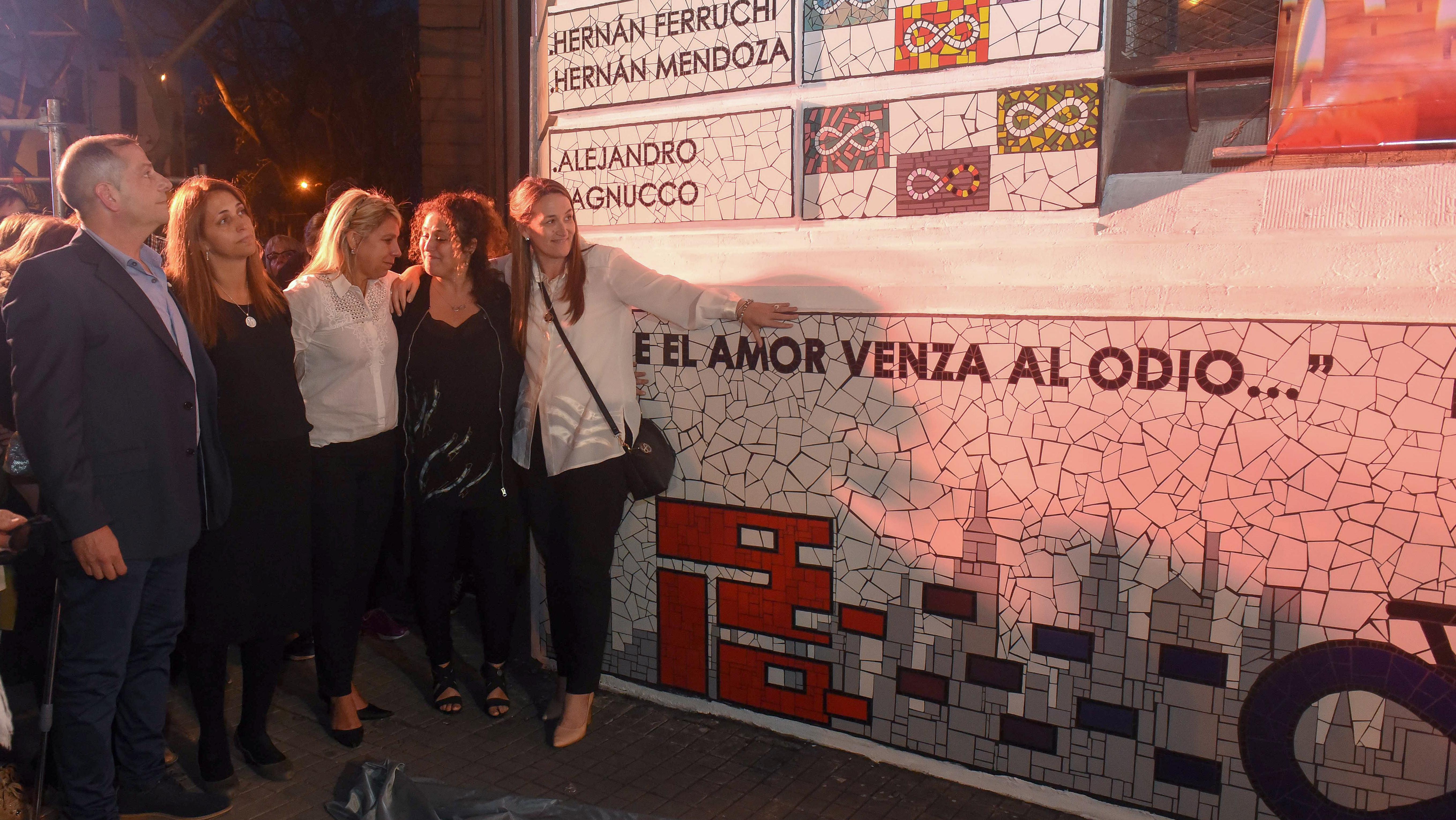 "El amor vence al odio", dice el mural en homenaje los a rosarinos fallecidos en Nueva York.
