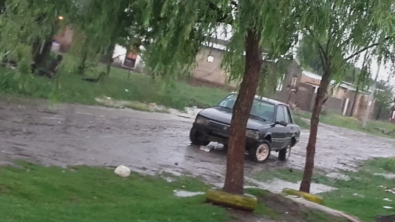Las calles de los márgenes de la ciudad queda intransitables tras las lluvias.
