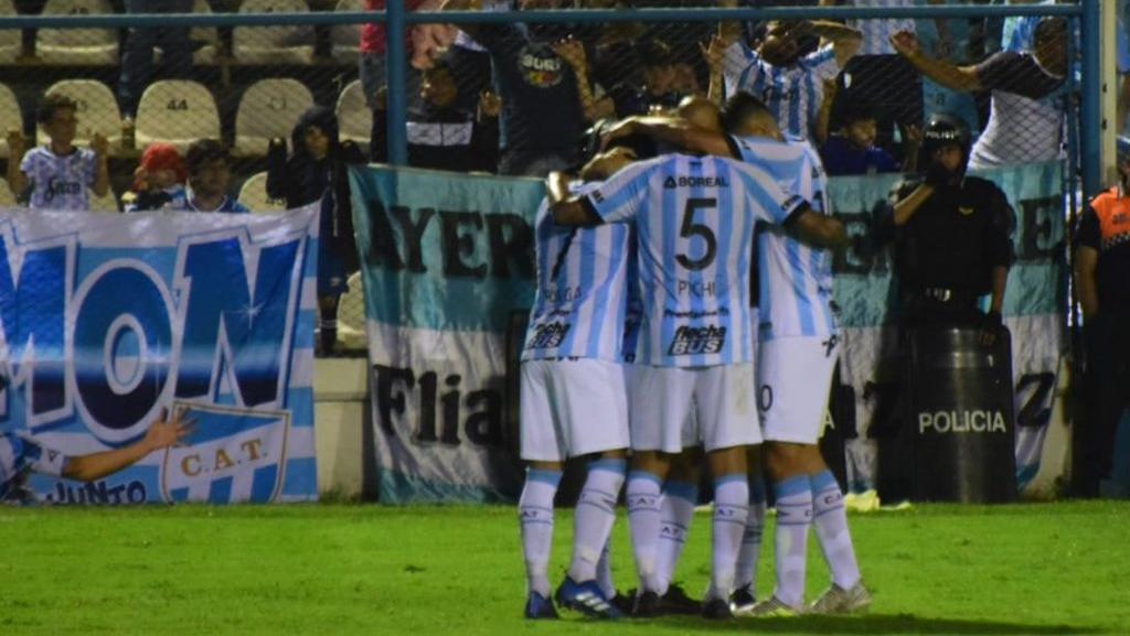 Atlético Tucumán goleó a Independiente y es el único escolta de Racing