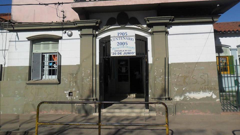 El centenario establecimiento sufre por los robos y por el presente de sus alumnos.