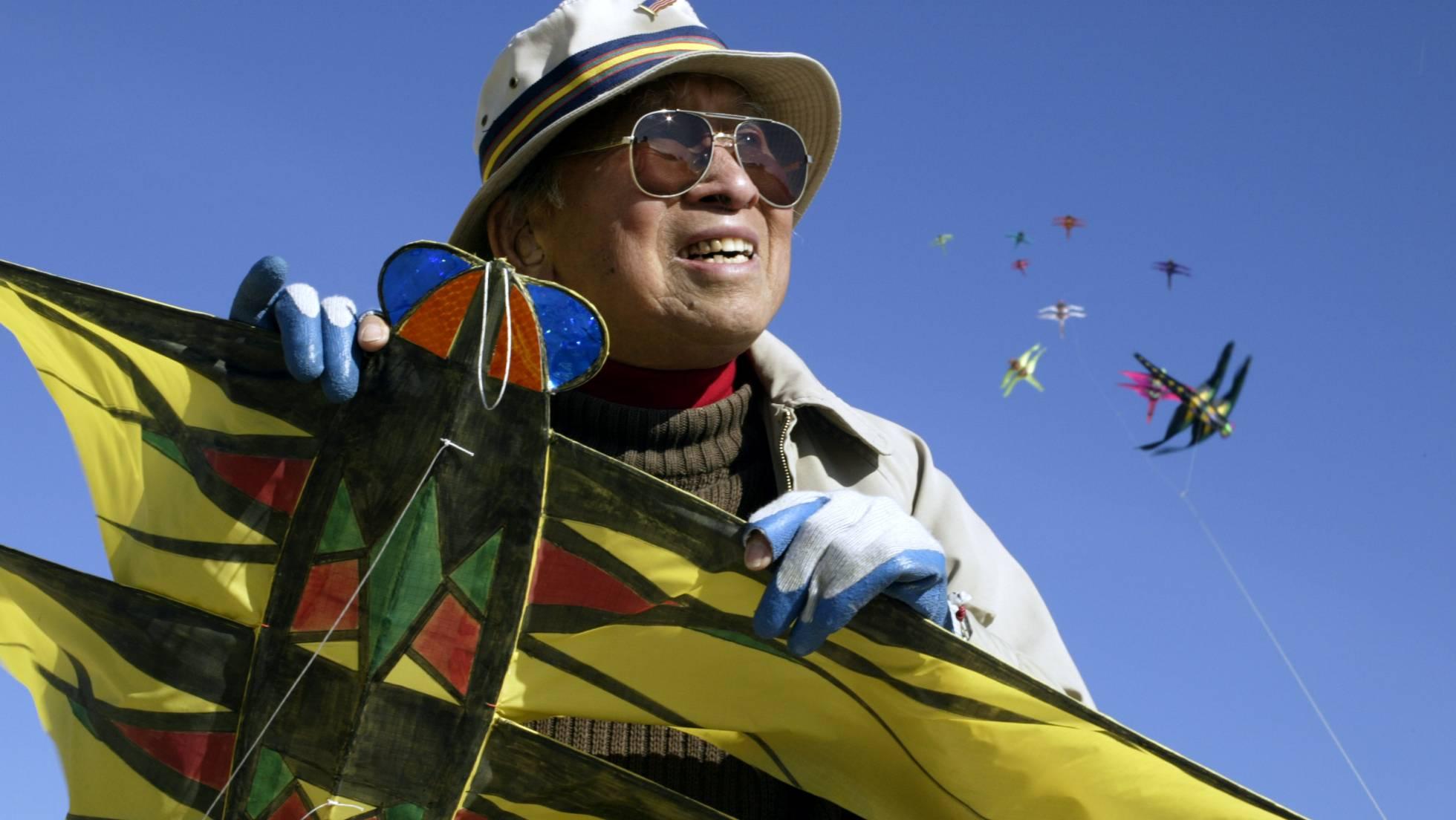 Tyrus Wong, volando cometas en la playa de Santa Mónica.