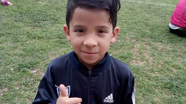 Román levanta su pulgar. El casildense ya comenzó con su tratamiento.